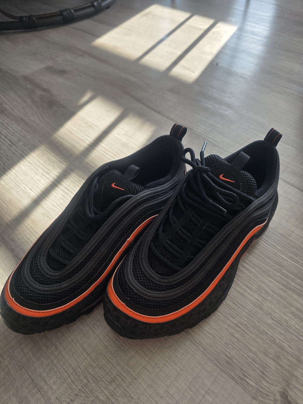 Nike Black Athletic Shoe Label in Orange (Size7Y  EUR 40 / W US 8)